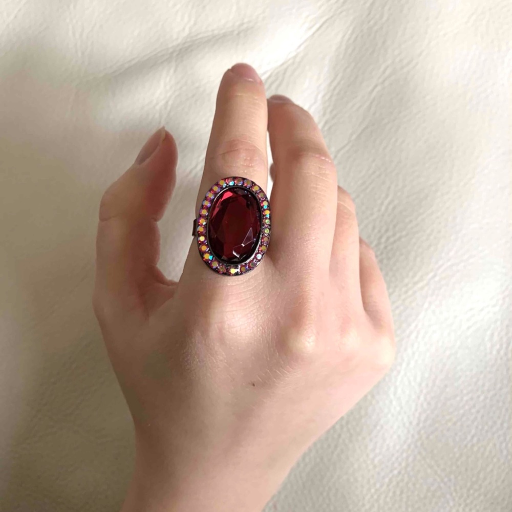 Oval Ruby ring surrounded by small zircons - Picture 2 of 5